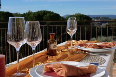 Femme portant une couronne de fleurs, regardant au loin devant un lac au coucher du soleil.