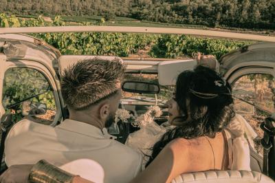 Femme portant une couronne de fleurs, regardant au loin devant un lac au coucher du soleil.