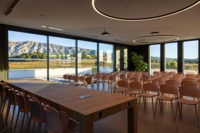 Un groupe de personnes en tenues rétro posant avec des disques vinyles dans un décor festif et coloré.