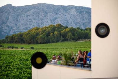 Un groupe de personnes en tenues rétro posant avec des disques vinyles dans un décor festif et coloré.