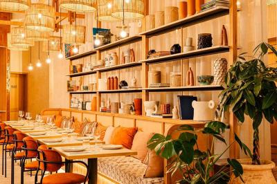 Lit double avec coussins décoratifs, éclairage mural en néon en forme de visage et lampes suspendues avec abat-jour en…