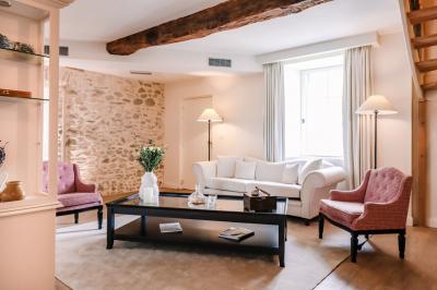 Dessert composé de fraises fraîches, sorbet, crème chantilly et petites feuilles de basilic dans une assiette blanche.