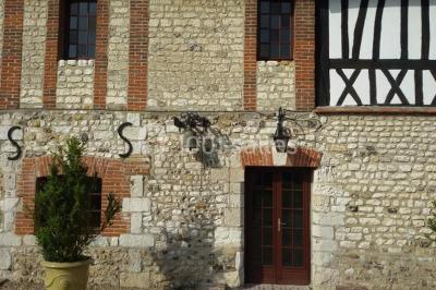 Salle de réception décorée avec des tables rondes dressées, des lanternes suspendues et un éclairage tamisé.