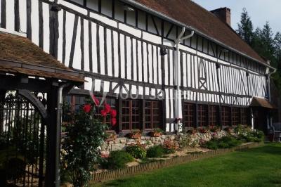 Salle de réception décorée avec des tables rondes dressées, des lanternes suspendues et un éclairage tamisé.