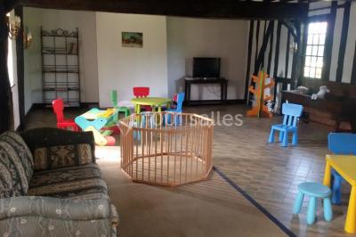 Salle de réception décorée avec des tables rondes dressées, des lanternes suspendues et un éclairage tamisé.
