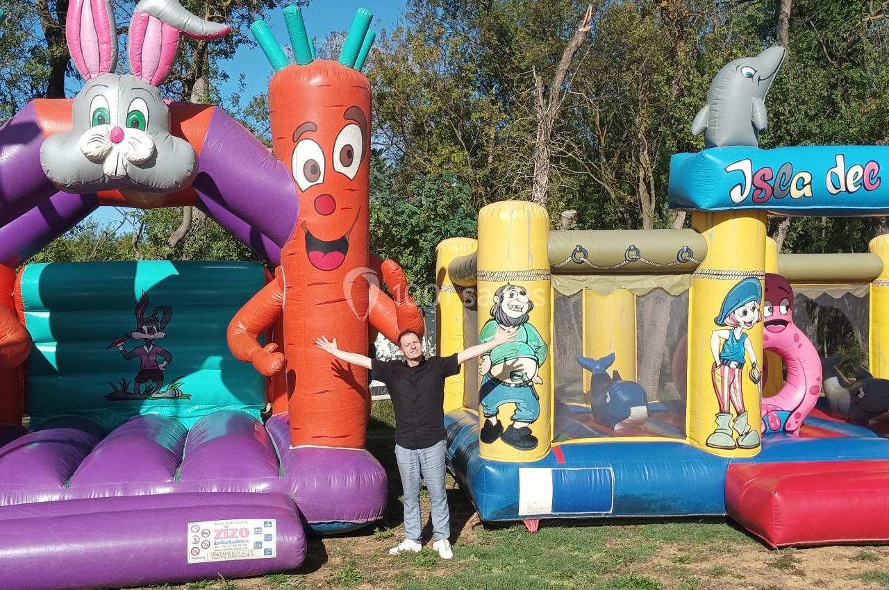 Deux structures gonflables colorées avec des thèmes de lapin et de pirates, installées en extérieur sur une pelouse.