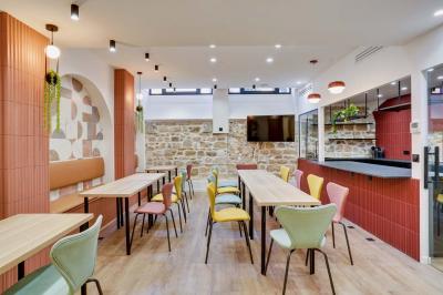 La terrasse avec mange debout, cendriers, et stores éclairés