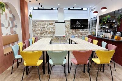 La terrasse avec mange debout, cendriers, et stores éclairés