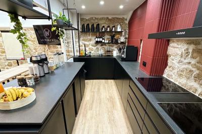 La terrasse avec mange debout, cendriers, et stores éclairés