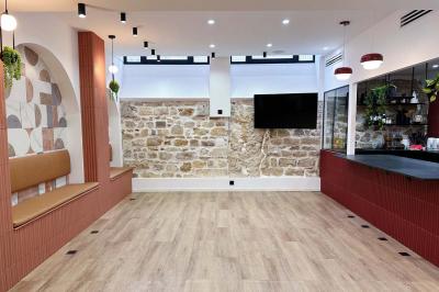 La terrasse avec mange debout, cendriers, et stores éclairés