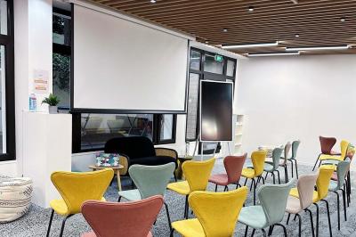 La terrasse avec mange debout, cendriers, et stores éclairés