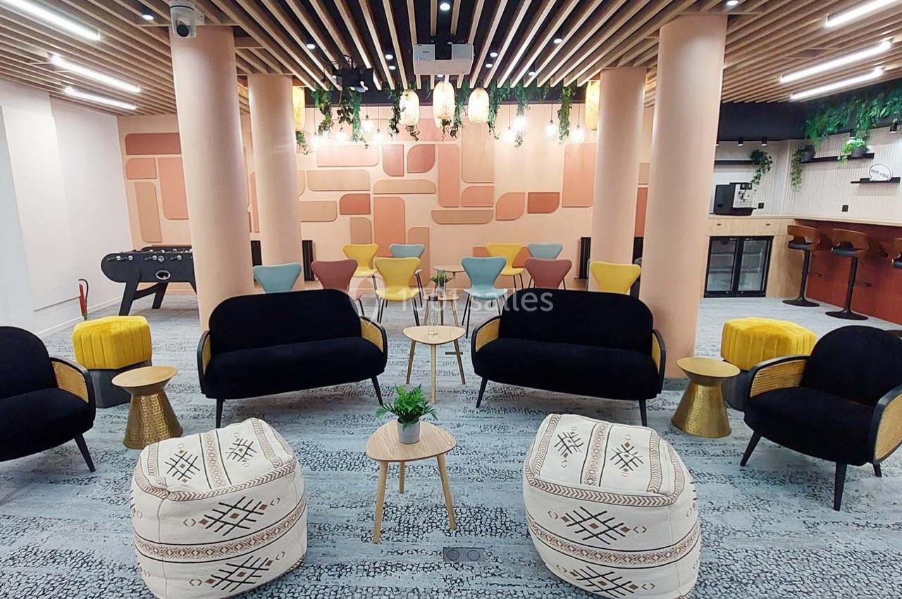 La grande salle - format atelier (chaises, canapé, pouff, fauteuils)