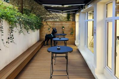 La terrasse avec mange debout, cendriers, et stores éclairés