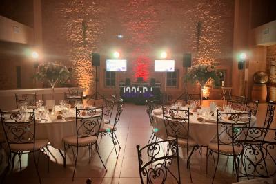 Foule dansant sous des jeux de lumière colorés lors d'une soirée festive en intérieur.