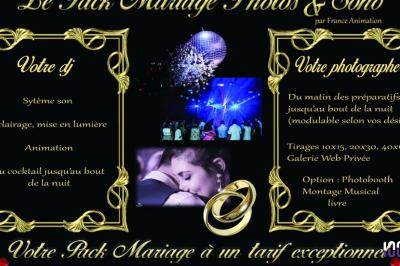 Foule dansant sous des jeux de lumière colorés lors d'une soirée festive en intérieur.