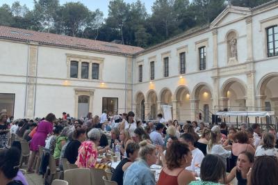 Miniature Location salle Beaucaire (Gard) - Domaine de Saint Félix #6 Cour intérieure avec des plantes, une statue en premier plan et un groupe de personnes rassemblées près d'un bâtiment ancien.