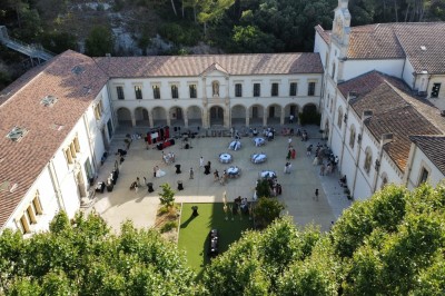 Miniature Location salle Beaucaire (Gard) - Domaine de Saint Félix #3 Façade d'un bâtiment historique blanc avec une cour aménagée de pelouse, d'arbustes et d'arbres jeunes.
