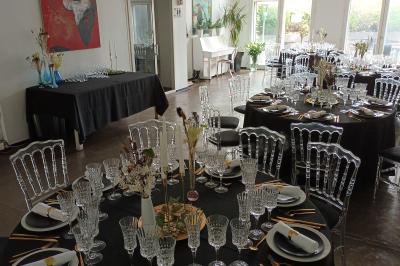 Cuisine moderne avec meubles laqués gris, plan de travail clair, micro-ondes et éclairage intégré.