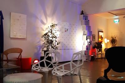 Cuisine moderne avec meubles laqués gris, plan de travail clair, micro-ondes et éclairage intégré.