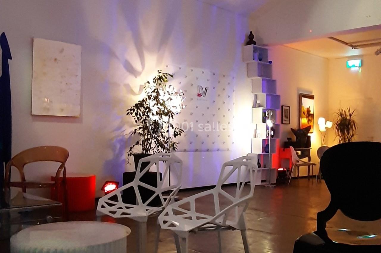 Espace intérieur moderne avec mobilier design, éclairage tamisé et décoration minimaliste.