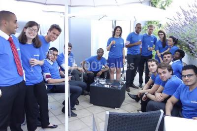 Cuisine moderne avec meubles laqués gris, plan de travail clair, micro-ondes et éclairage intégré.