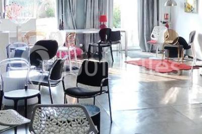 Cuisine moderne avec meubles laqués gris, plan de travail clair, micro-ondes et éclairage intégré.