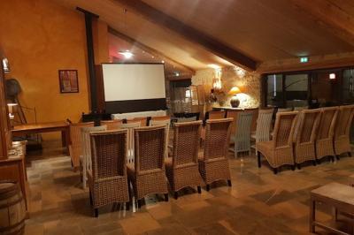 Lit avec serviettes roulées dans une chambre aux murs en pierre apparente et fenêtre laissant entrer la lumière naturelle.