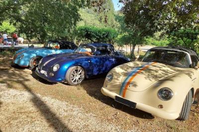 Lit avec serviettes roulées dans une chambre aux murs en pierre apparente et fenêtre laissant entrer la lumière naturelle.
