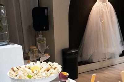 Un DJ mixant de la musique sur une table de mixage avec un ordinateur portable dans un environnement lumineux.