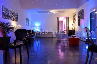 Banquette arrière d'une voiture avec des fleurs blanches et roses disposées sur la plage arrière et un bouquet sur le siège.