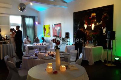 Banquette arrière d'une voiture avec des fleurs blanches et roses disposées sur la plage arrière et un bouquet sur le siège.