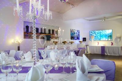 Banquette arrière d'une voiture avec des fleurs blanches et roses disposées sur la plage arrière et un bouquet sur le siège.