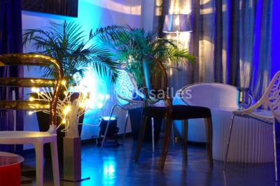 Banquette arrière d'une voiture avec des fleurs blanches et roses disposées sur la plage arrière et un bouquet sur le siège.