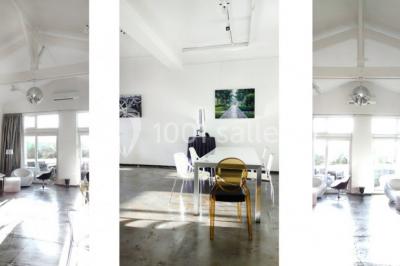 Banquette arrière d'une voiture avec des fleurs blanches et roses disposées sur la plage arrière et un bouquet sur le siège.