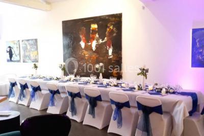 Banquette arrière d'une voiture avec des fleurs blanches et roses disposées sur la plage arrière et un bouquet sur le siège.