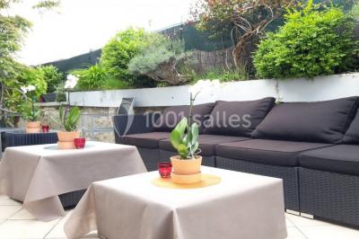 Banquette arrière d'une voiture avec des fleurs blanches et roses disposées sur la plage arrière et un bouquet sur le siège.