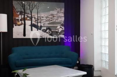 Banquette arrière d'une voiture avec des fleurs blanches et roses disposées sur la plage arrière et un bouquet sur le siège.