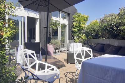 Banquette arrière d'une voiture avec des fleurs blanches et roses disposées sur la plage arrière et un bouquet sur le siège.