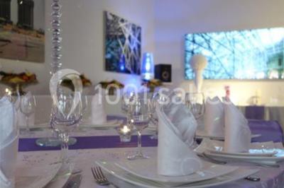 Banquette arrière d'une voiture avec des fleurs blanches et roses disposées sur la plage arrière et un bouquet sur le siège.