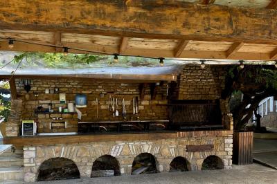 Deux gâteaux aux fraises et oranges décorés de chocolat, avec une tuile aux amandes en arrière-plan.