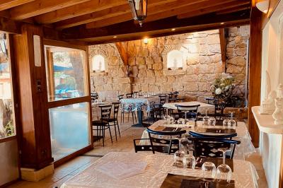 Deux gâteaux aux fraises et oranges décorés de chocolat, avec une tuile aux amandes en arrière-plan.