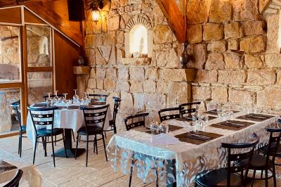 Deux gâteaux aux fraises et oranges décorés de chocolat, avec une tuile aux amandes en arrière-plan.