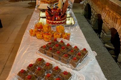 Deux gâteaux aux fraises et oranges décorés de chocolat, avec une tuile aux amandes en arrière-plan.