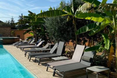 Deux gâteaux aux fraises et oranges décorés de chocolat, avec une tuile aux amandes en arrière-plan.