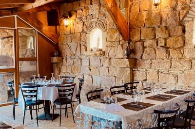 Table garnie de desserts variés, dont des gâteaux, des verrines de fruits et une pièce montée décorée.