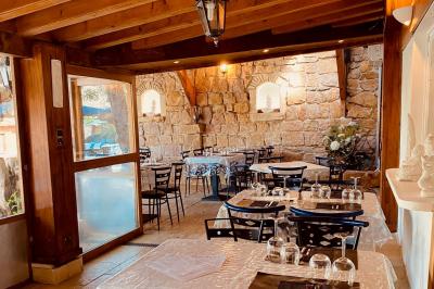 Table garnie de desserts variés, dont des gâteaux, des verrines de fruits et une pièce montée décorée.