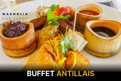 Plateau de mini-burgers garnis de fromage, salade et sauce, présentés avec des piques en bois.