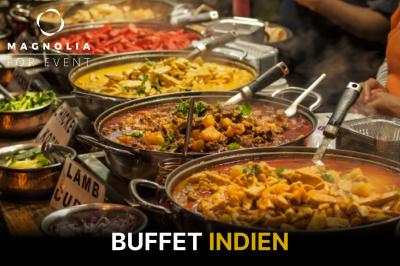 Plateau de mini-burgers garnis de fromage, salade et sauce, présentés avec des piques en bois.