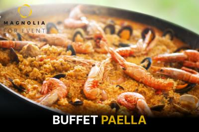 Plateau de mini-burgers garnis de fromage, salade et sauce, présentés avec des piques en bois.