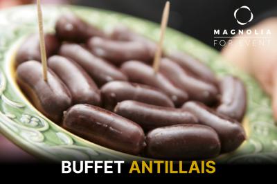 Plateau de mini-burgers garnis de fromage, salade et sauce, présentés avec des piques en bois.